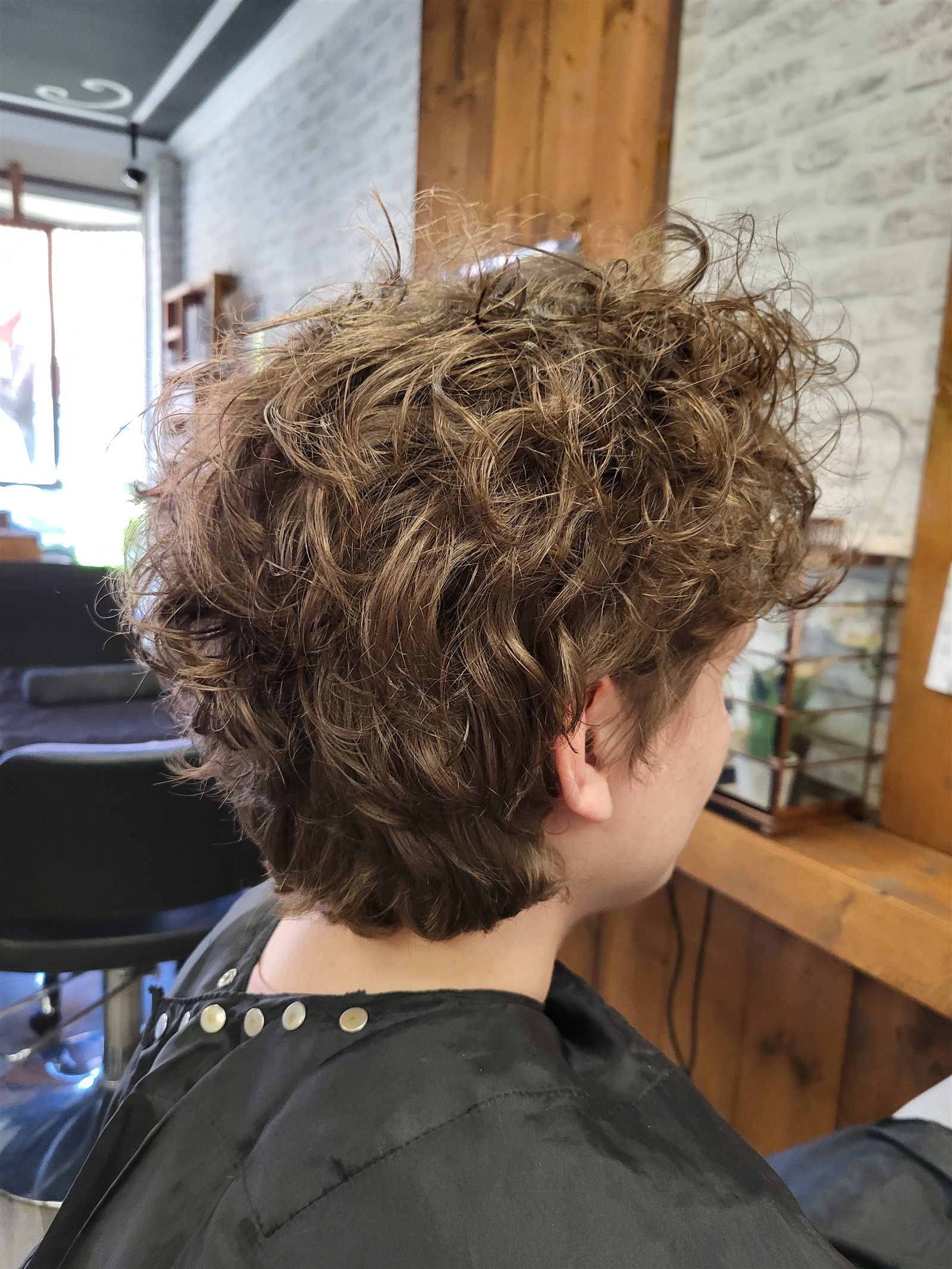 Kort krullenkapsel met volume